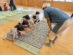 貝の宝石づくりの様子