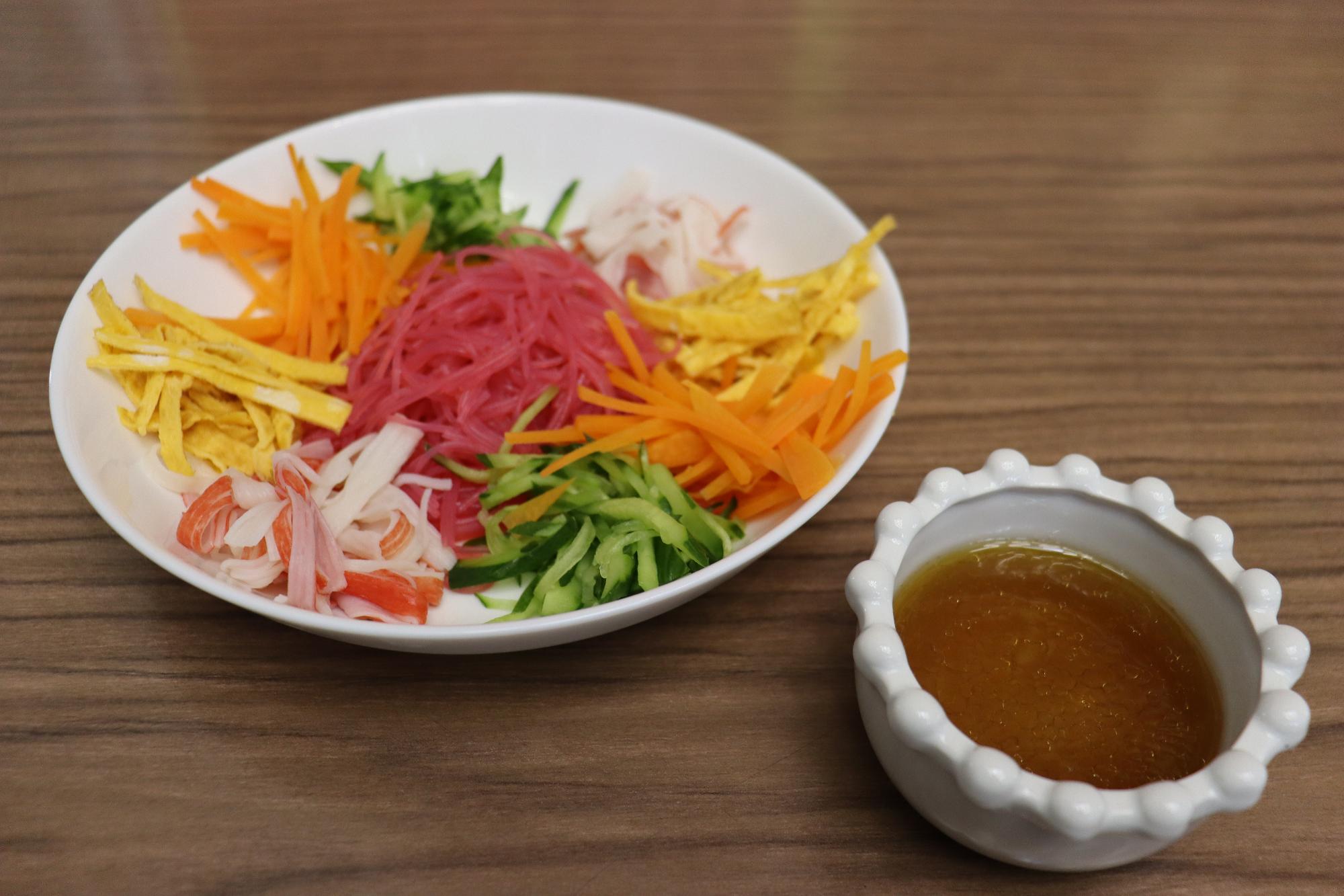 ハッピーピンクの中華風ローゼル春雨サラダ