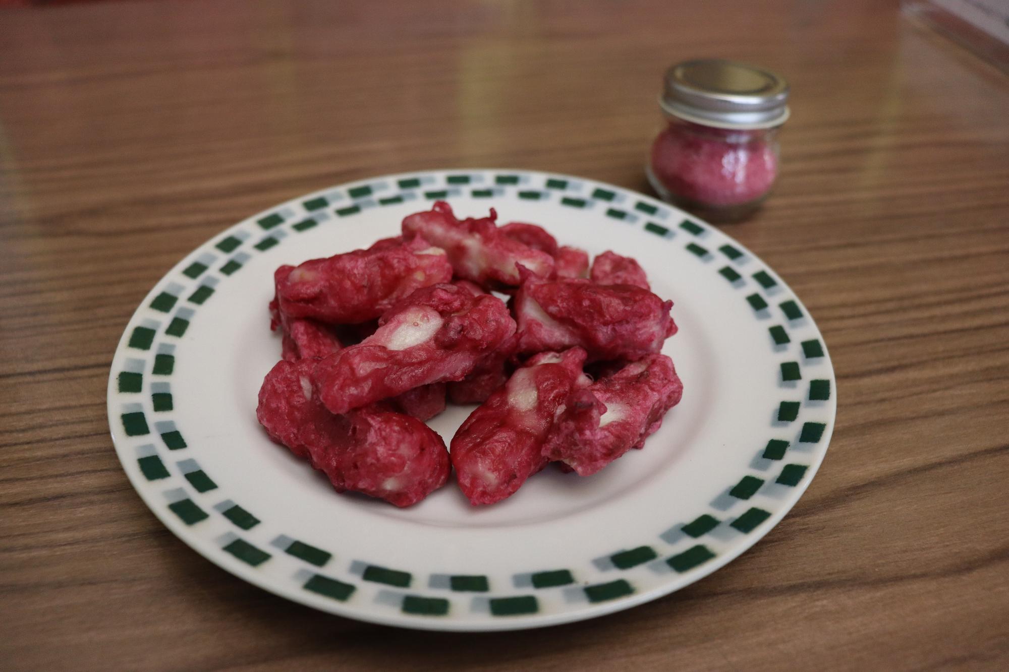 ローゼル衣のフライド長芋～ローゼルのピンク塩をかけて