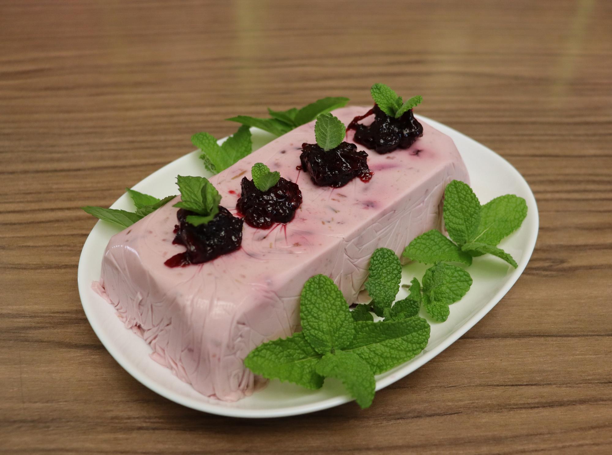 水切りヨーグルとローゼルのケーキ