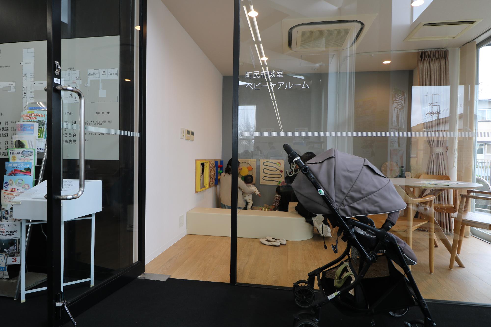 ベビーケアルームの前にはベビーカーを置くスペースもあります