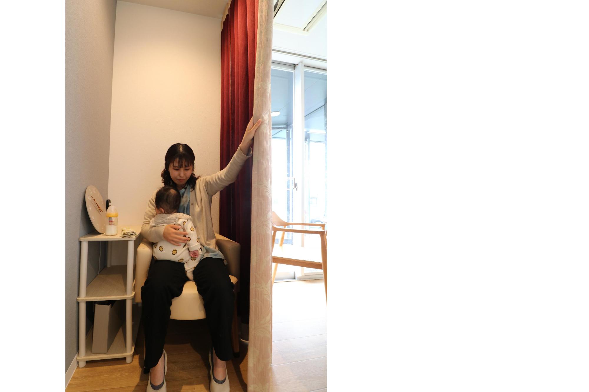 カーテンをしめて授乳する様子