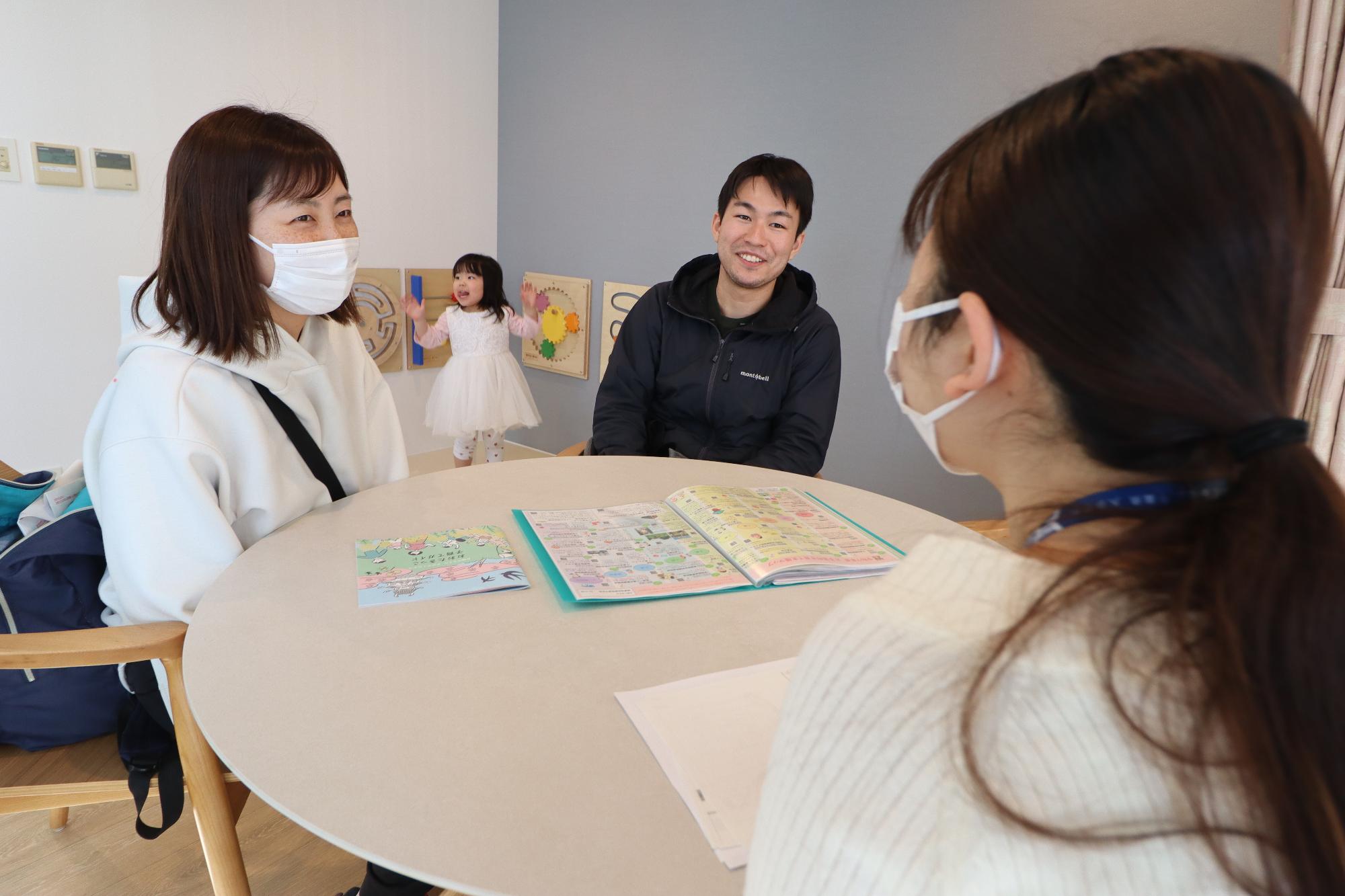 子育て支援の相談を受ける住民