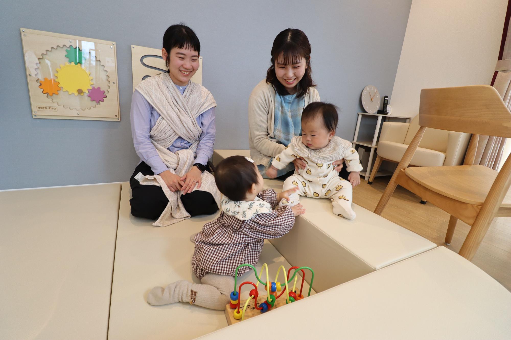 ベビーケアルーム内で遊ぶ楽しそうな親子