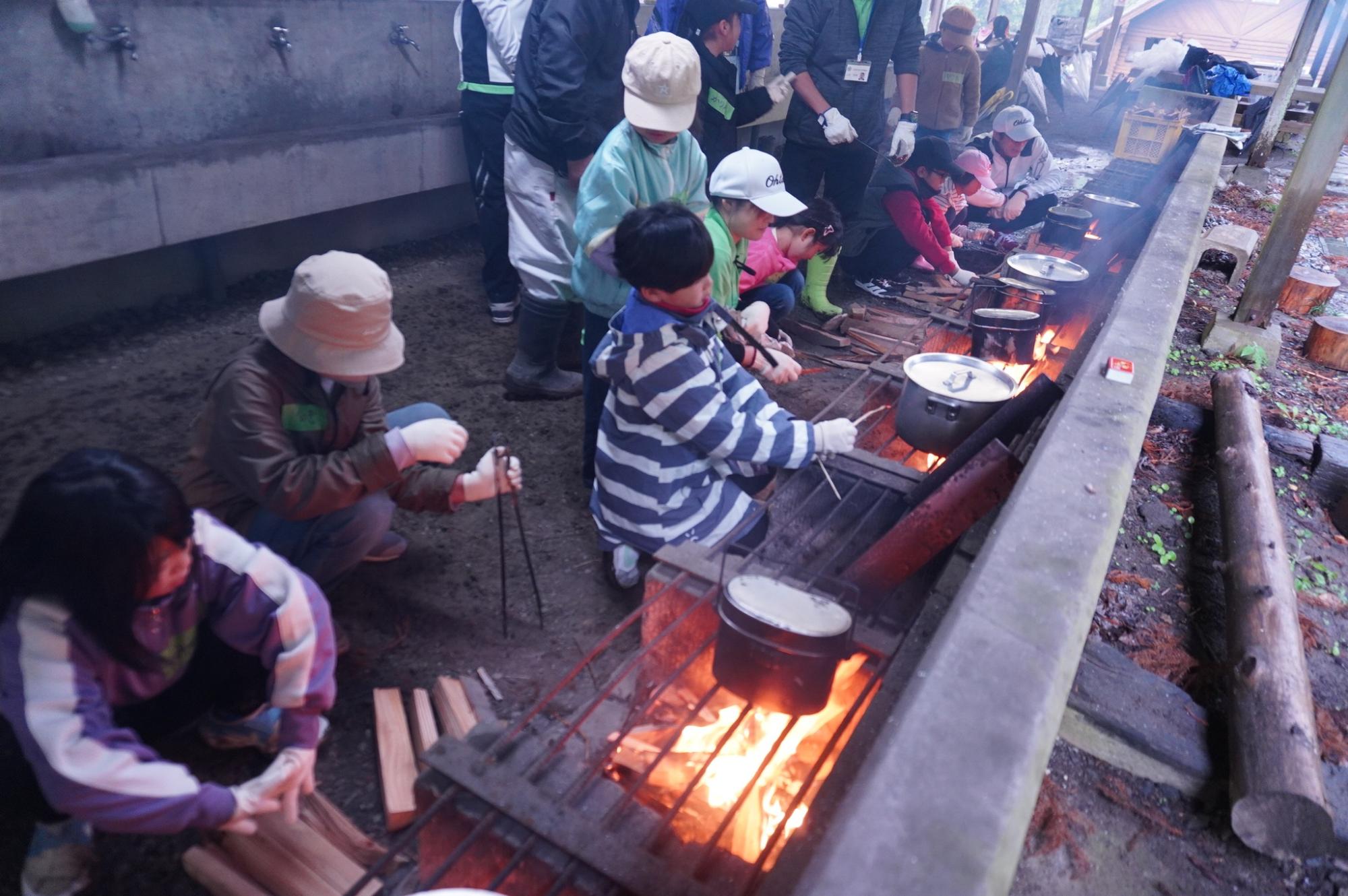野外炊飯の様子