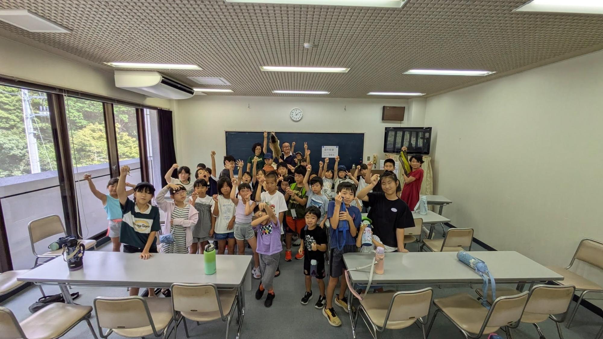 集合写真（子供と原田先生）